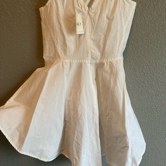 High-Lo White Halter Top - Picture 4 of 5